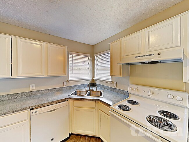 Building Photo - 206 Briarglen Dr