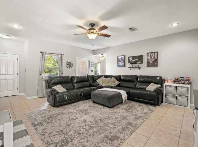 Amplia sala de estar - 1708 Brookhaven St