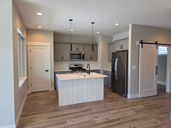 Building Photo - Brand New 3 Bed 2.5 Bath with office and a...