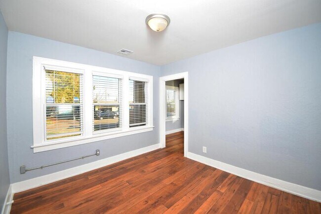 Building Photo - 952 S Darlington Ave