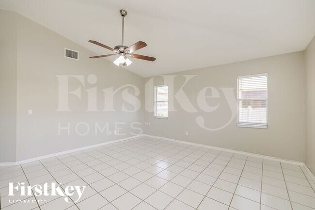 Building Photo - 2556 SW 28th Ave