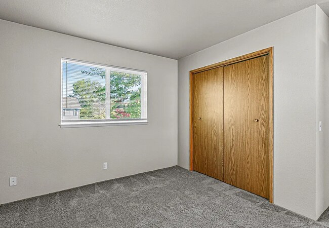 Building Photo - 2010 Crater Lake Ave