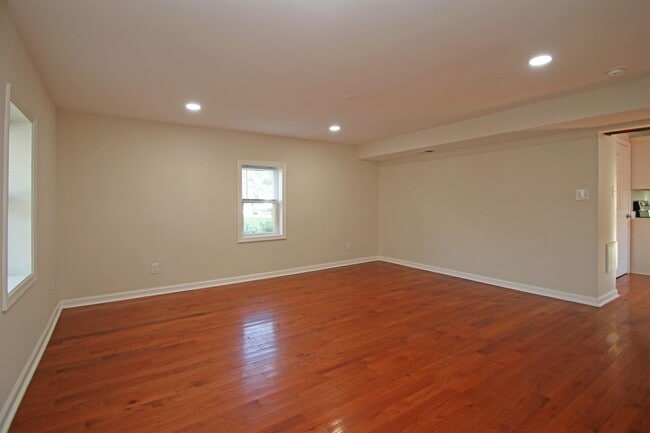 Building Photo - 169 W Lee St