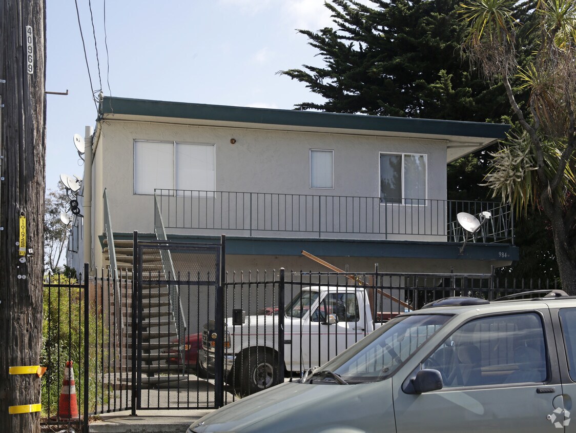 Building Photo - 984 34th St