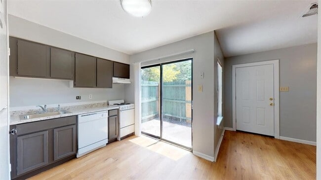 Building Photo - 725 Peppertree Dr