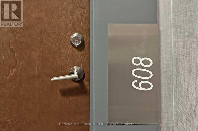 Photo du bâtiment - 2212 Lake Shore Blvd W