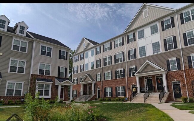 Luxurious Townhouses - 3535 Naamans Dr