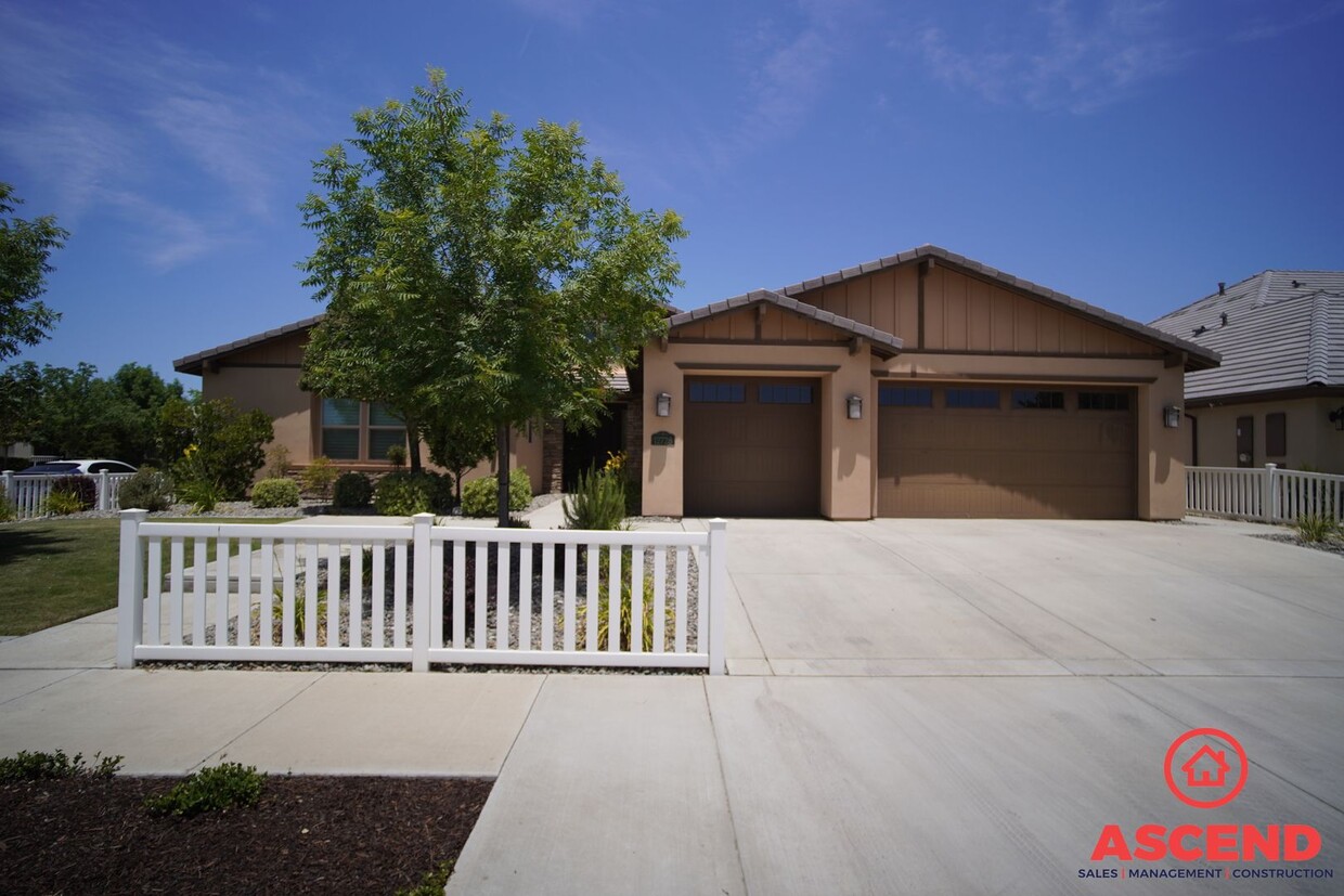 Primary Photo - Glamorous Home in Seven Oaks Gated Community!