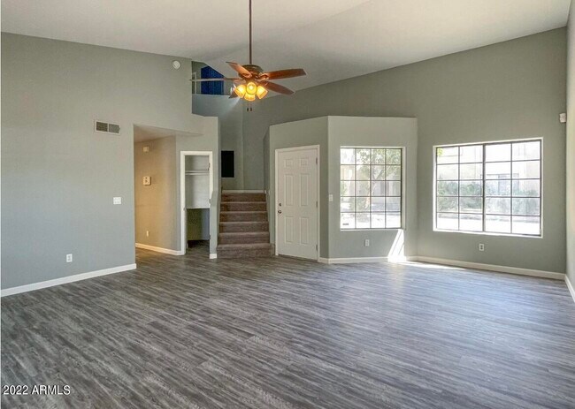 Foto del edificio - 1124 E Rose Ln