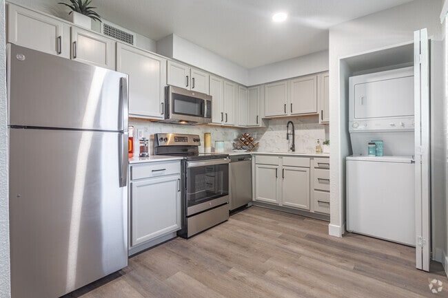 Manhattan - 2BD, 1BA - 837SF - Solaire on Scottsdale