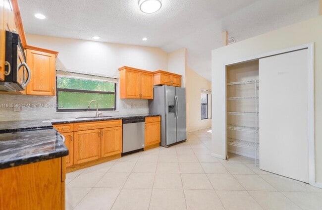 Building Photo - 2532 NW 87th Dr