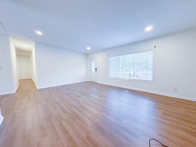 Foto del edificio - 4 Bedroom, 2 Bathroom: Pets Allowed!