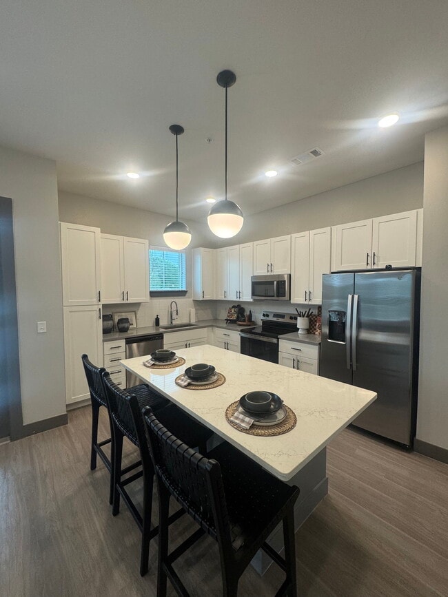 Building Photo - 400 W 5th St