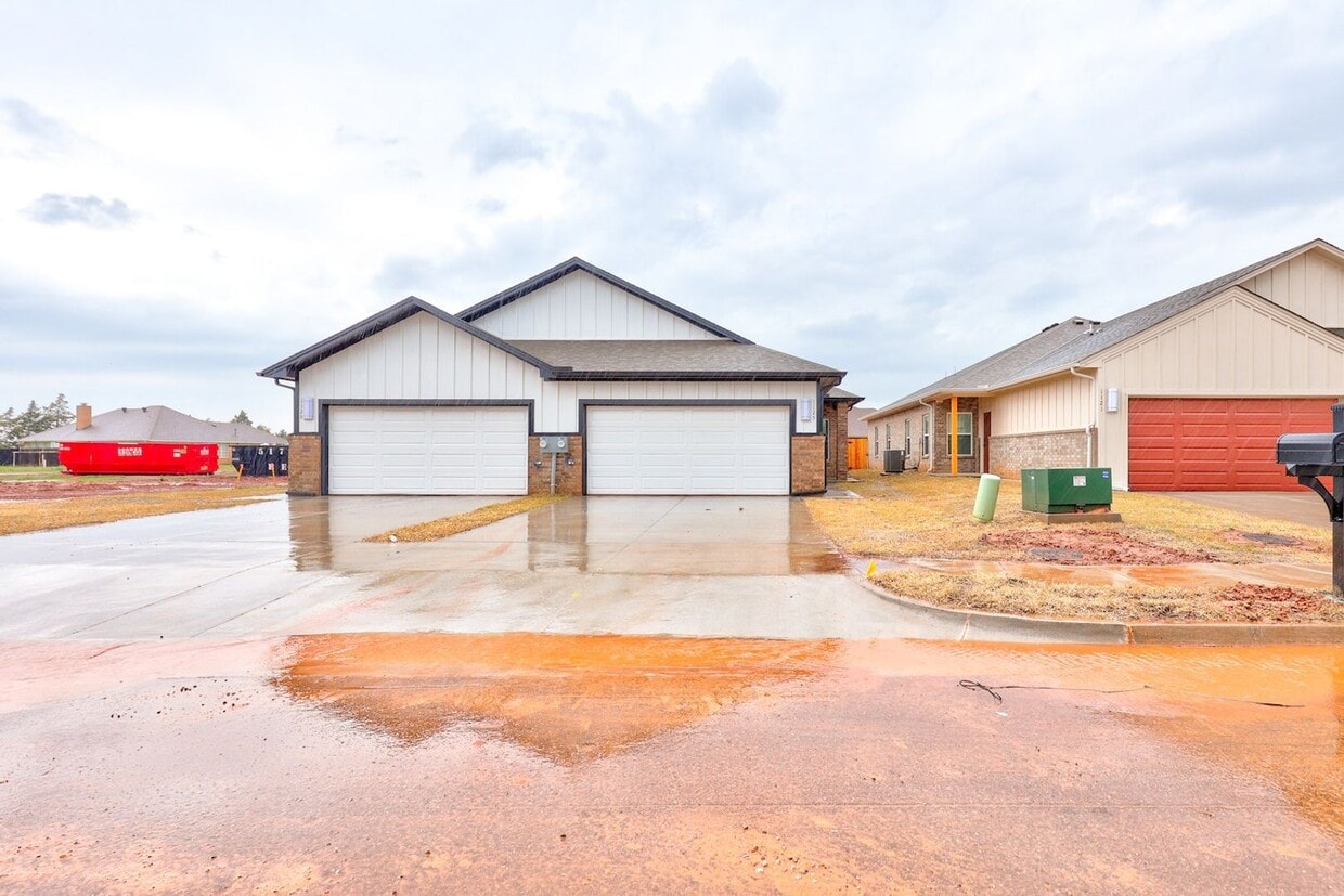 Stunning Brand New Duplex with Private Backyard in Edmond! - Stunning Brand New Duplex with Private Backyard in Edmond!