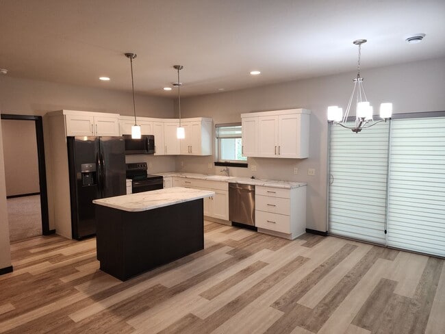 Building Photo - Three bedroom two bath w/ triple garage