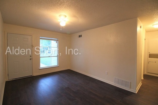 Foto del edificio - 3 bed, 2 bath in Oak Cliff