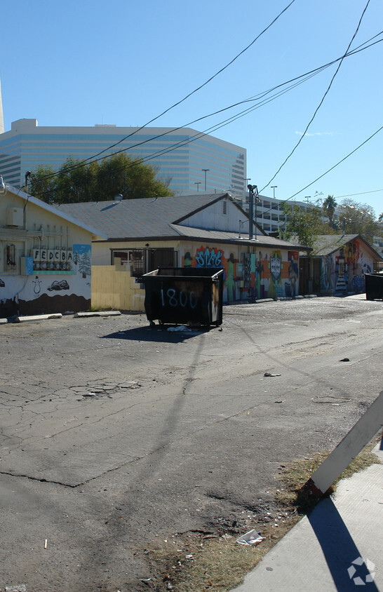 Building Photo - 1806 Fairfield Ave