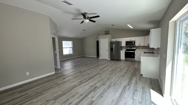 Foto del edificio - MOVE-IN SPECIAL: $500 off your first month's rent!