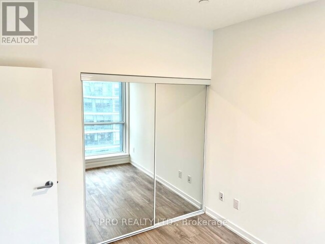 Photo du bâtiment - 4065-4065 Confederation Pkwy