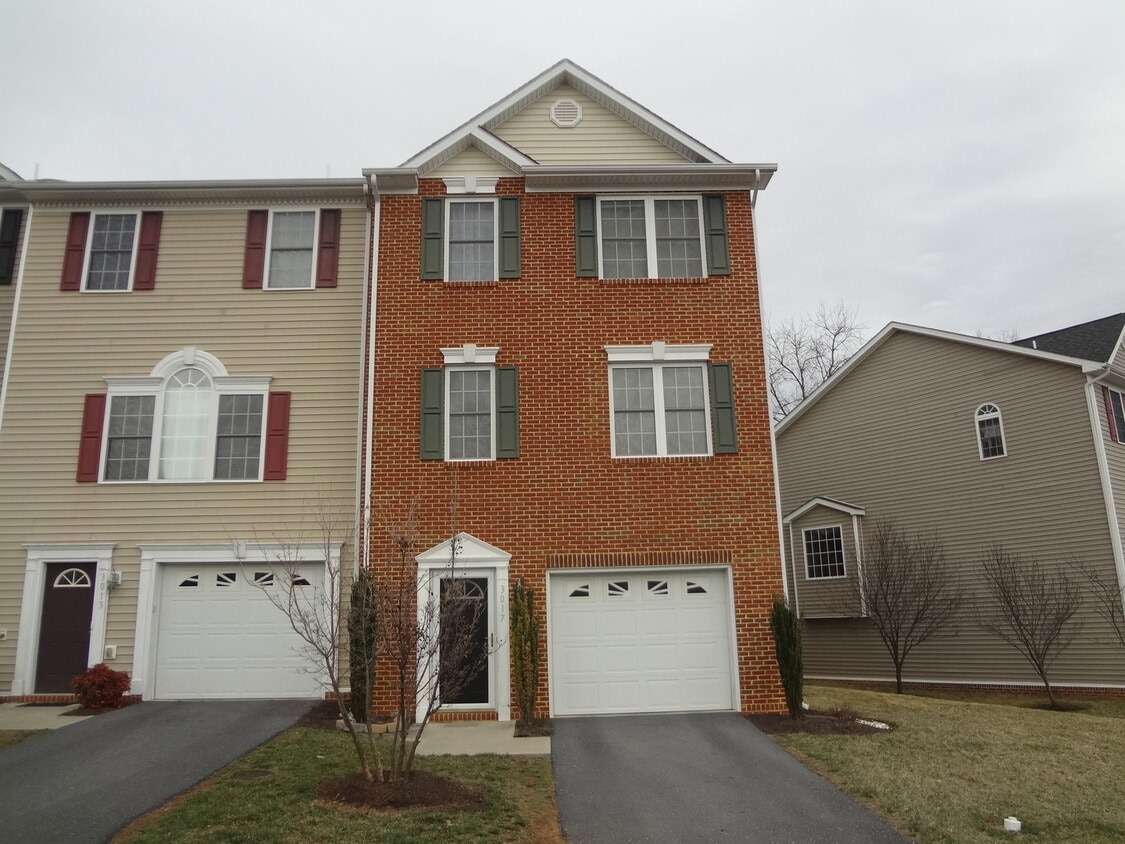 Primary Photo - Handsome End Unit Townhouse in Taylor Springs