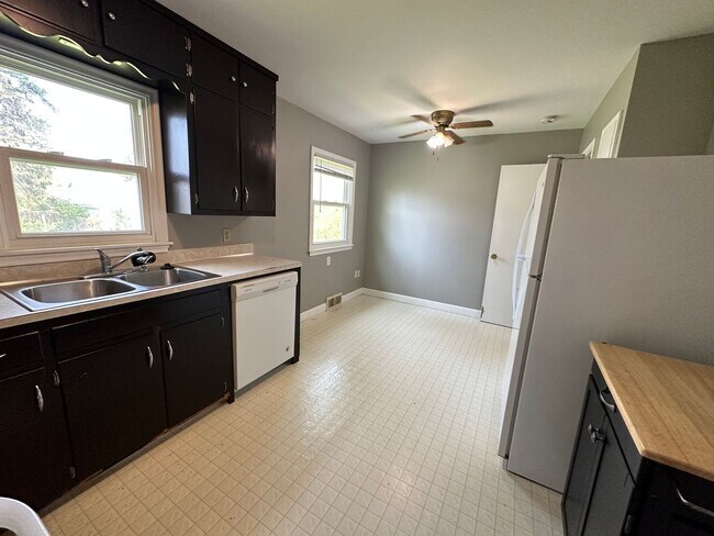 Foto del edificio - Spacious 4 bedroom  bathroom stand-alone home.