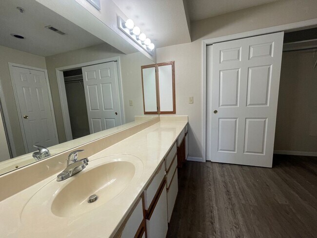 Foto del edificio - 350 Wildwood Dr S