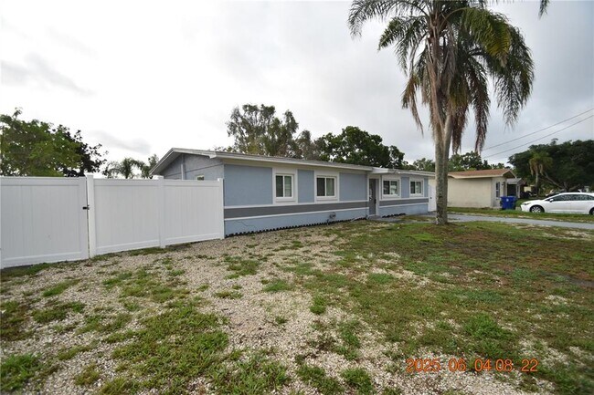 Foto del edificio - 417 Country Club Dr