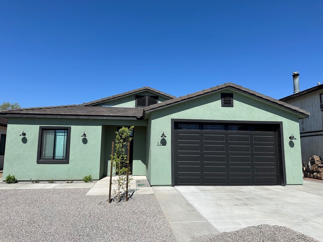 Primary Photo - 1111 Avenida De Las Estrellas Dr