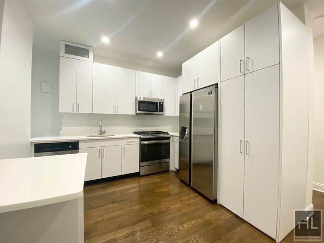 Building Photo - AMAZING CENTRAL PARK SOUTH 2 BED 2 BATH - ...
