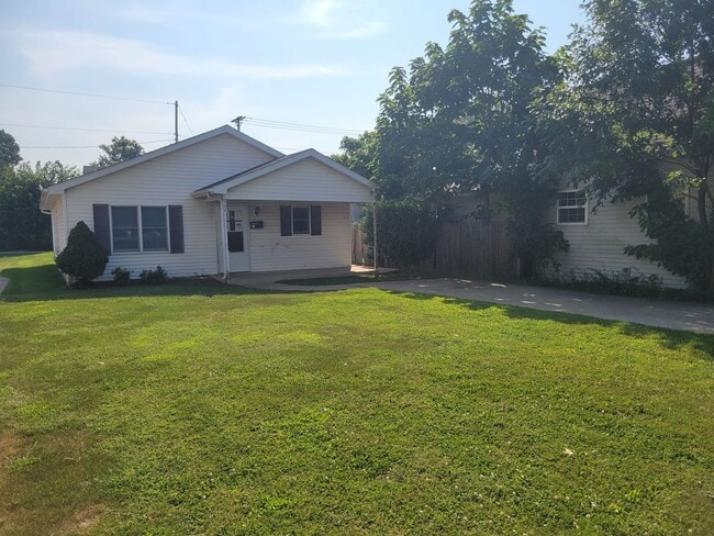 Building Photo - Pun-believable Deal: Stunning 3 Bed/1 Bath...