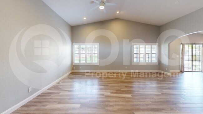 Building Photo - 5420 E Paradise Ln