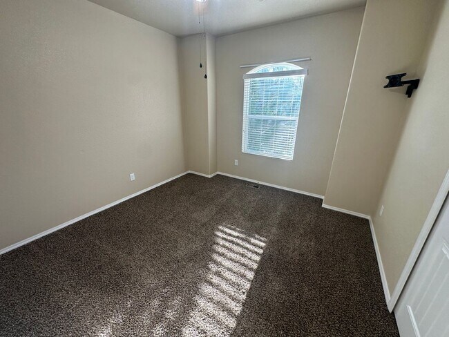 Foto del edificio - 5 Bed 3 bath house in Banning Lewis!