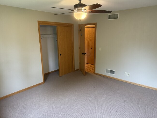 Foto del edificio - 2701-2703 N Wuthering Hills Dr