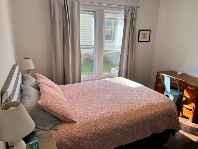 Habitación con cama doble, cómoda, escritorio y armario. - 711 Hamilton St