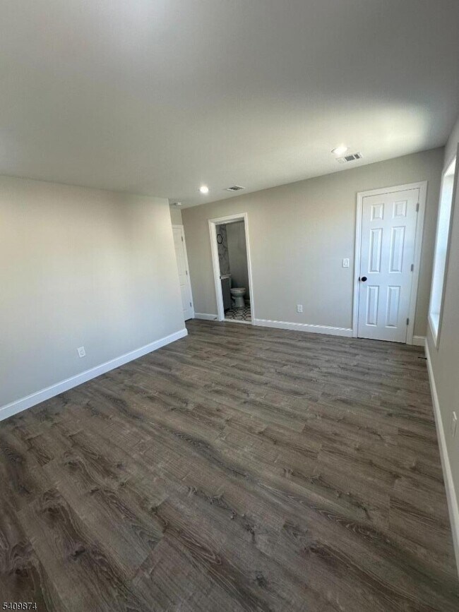 Foto del edificio - 393 E 27th St