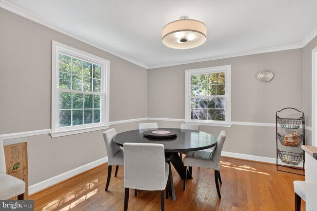 Foto del edificio - 7215 Rollingwood Dr