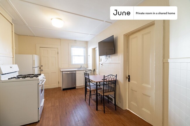Foto del edificio - Private bedroom in 4 bed/1 bath Home