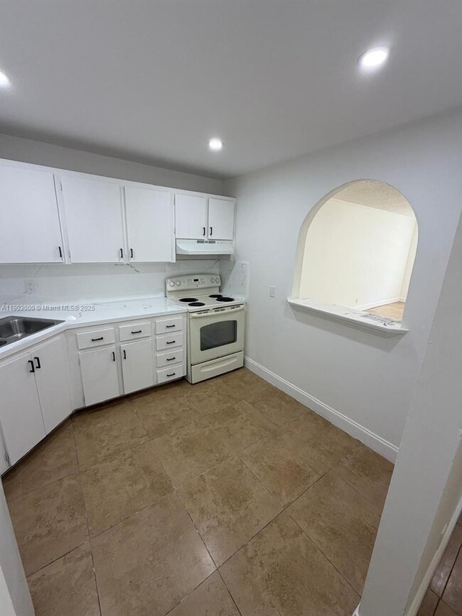 Foto del edificio - 10701 Royal Palm Blvd