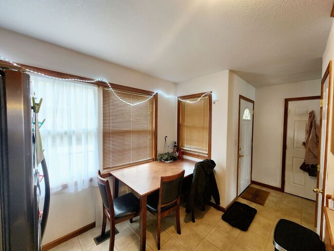 Building Photo - 3bed, 2.5bath Townhouse Near Medical Cente...