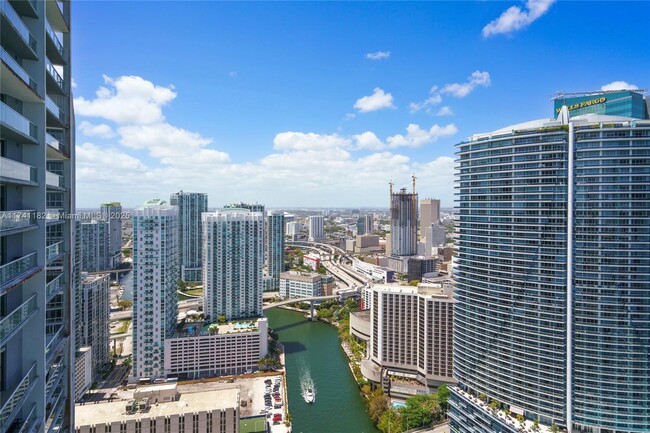 Foto del edificio - 475 Brickell Ave