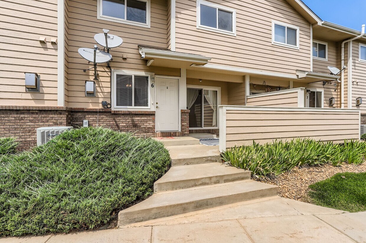 Foto principal - Check out this 2 bed 3 1/2 bath NOW!