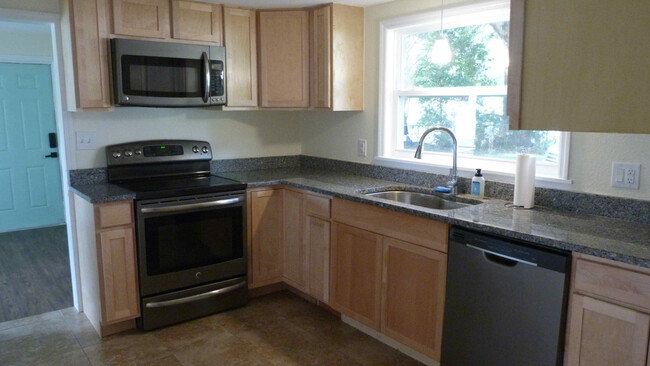 Building Photo - 202 Lakedale Dr