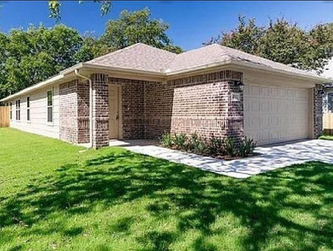 Foto principal - Spacious 3 bedroom, 2 bath available!