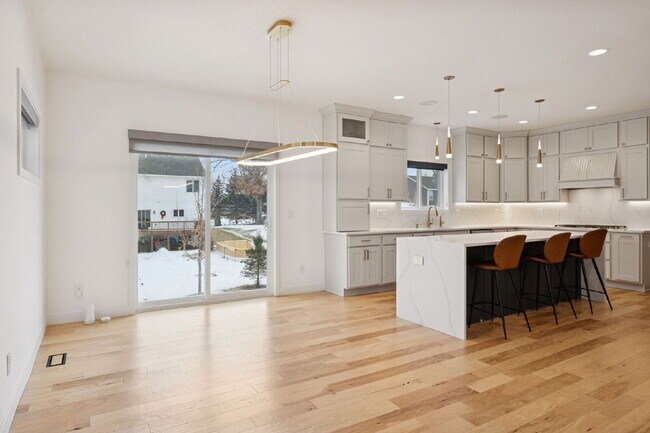 Foto del edificio - Luxurious 5-Bed/5 Baths, Granite & 3 Car Garage