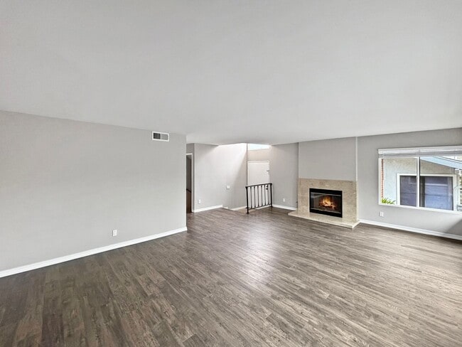 Building Photo - Spacious 3BD/2.5BA Townhouse in La Jolla W...