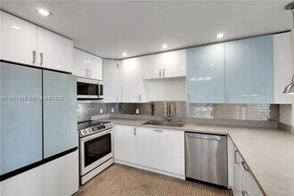 Building Photo - 100 Bayview Dr