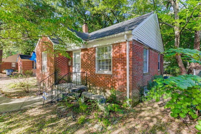 Building Photo - 1071 Robin Hood Ln