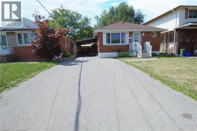 Photo du bâtiment - 696 9th Ave