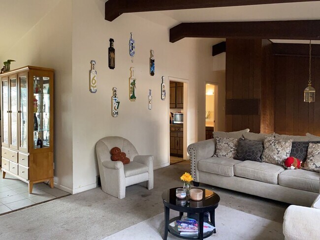 Foto del edificio - STUDENTS WELCOME! Sprawling 6 Bed / 3 Bath Home Near College and Drake