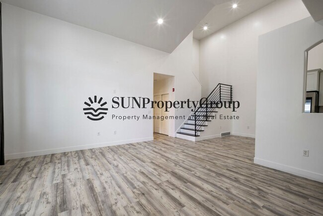 Building Photo - Gorgeous Updated Draper Townhome!